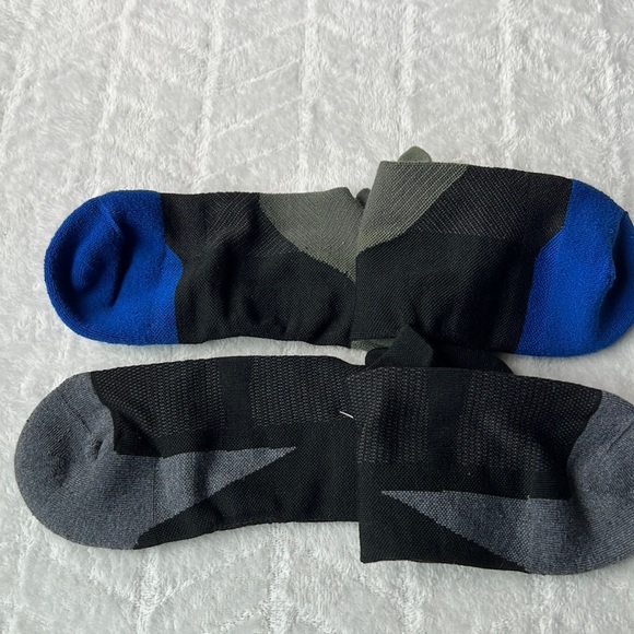 ( 2) Feetures  Elite Max Cushion No Show Tab Socks - Picture 5 of 15